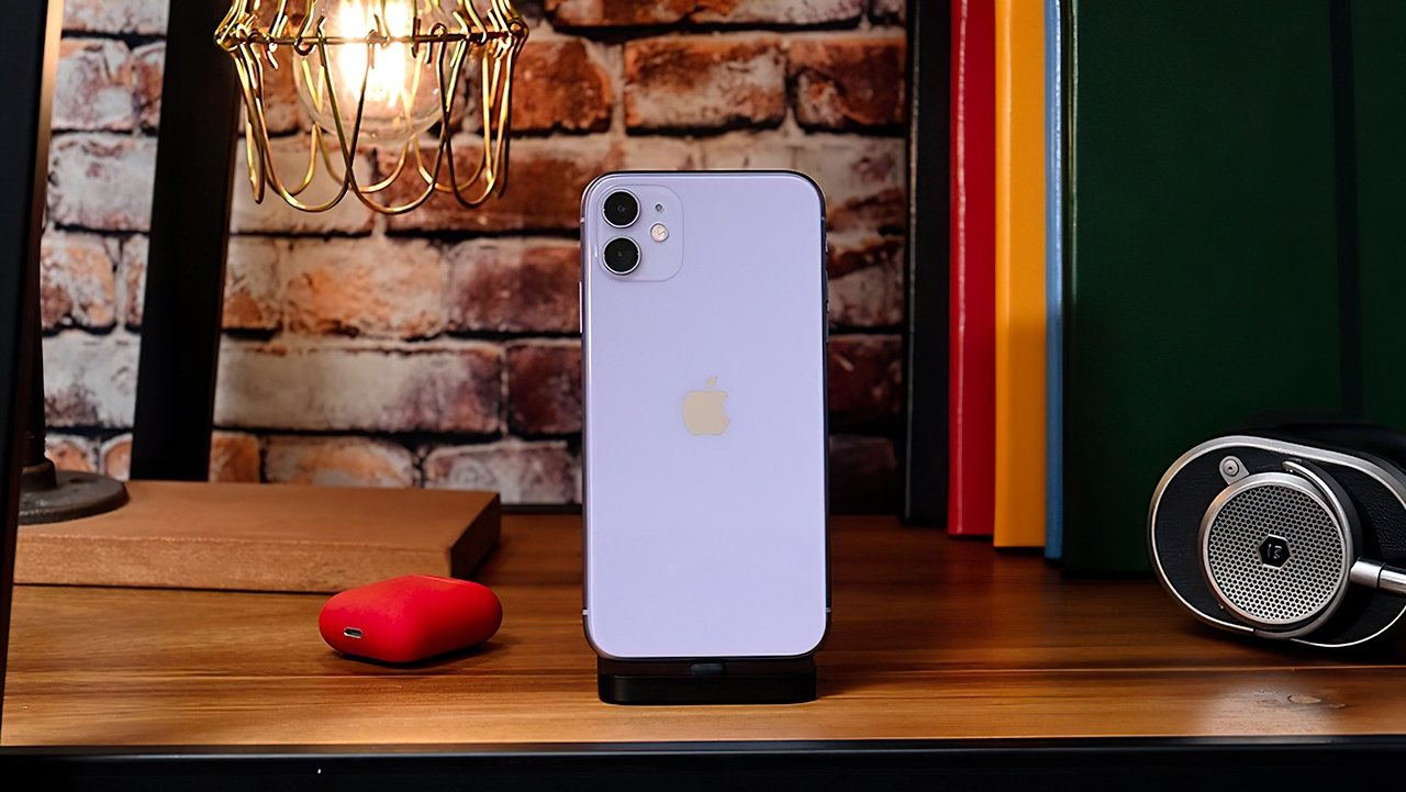 iPhone 11 в 2023 году: актуален ли и где купить в Украине  Перед почитателями инновационных технологий, которые используют свой телефон не только для звонков, периодически встает вопрос выбора нового смартфона. Это обусловлено тем, что даже простым приложениям, вроде популярных мессенджеров и музыкальных стриминговых сервисов, требуется больше вычислительных ресурсов процессора для работы без сбоев и зависания.   Если у вас, к примеру, смартфон на старых версиях Андроид 4.1 или iOS 10 и ниже, многие приложения попросту не сможете установить. Совершенно очевидно, что флагманские устройства Apple, Samsung или realme по карману не всем. Но обязательно ли смотреть в сторону флагманов? Ведь есть много вполне достойных смартфонов, которые еще долго будут оставаться актуальными.  644228afaffb7.png  iPhone 11 в 2023 году: что в нем особенного Когда речь заходит о телефонах Apple, представляются последние флагманы типа iPhone 14 Pro Max, цены на которые в несколько раз превышают среднюю зарплату по Украине. Однако в интернет-магазина “Цитрус” по ссылке https://www.ctrs.com.ua/ru/smartfony/brand-apple/ можно подыскать и более доступные варианты. Более того, прямо на сайте все желающие имеют возможность оформить беспроцентную рассрочку на срок до 12 месяцев.  На первых местах по покупательским симпатиям находится флагман 2019 года – iPhone 11. Цена на него в Украине стартует от 20 тысяч гривен. Чем же этот смартфон привлекателен в 2023 году:  Впервые реализована система из двух камер на задней панели Сверхширокоугольные камеры делают детализированные и насыщенные цветом фото даже в условиях слабого освещения. А нейронный процессор с задатками искусственного интеллекта способен сам находить лица в кадре, ретушировать изображения и применять разнообразные эффекты. Фотографии в результате выглядят очень достойно. Съемка видео в формате 4K UHD – еще одно несомненное преимущество.  Защищенный и влагоустойчивый корпус Фишка Apple – применение дорогих материалов. Достаточно взять смартфон в руку, чтобы ощутить его премиальный статус. На дисплее не остаются следы пальцев и царапины. iPhone 11 с легкостью переживет погружение в воду на глубину до пяти метров.  Фирменный процессор Apple Несмотря на то, что iPhone 11 поступил в продажу почти четыре года назад, его вряд ли причислишь к “старичкам”, которые подойдут разве что для звонков родителям. Чип Apple A13 Bionic до сих пор занимает достойное место среди процессоров для смартфонов. На одной плате с ним расположены графический и нейронный ускоритель. Одним словом, смело загружайте самые требовательные приложения и игры и наслаждайтесь их работой “без тормозов”.  Retina дисплей Отдельного внимания заслуживает безрамочный дисплей 6,1 дюйма с поддержкой технологии Liquid Retina HD. Матрица Retina – это супер плотная упаковка пикселей на квадратный дюйм.  Имеется широкая возможность настроек экрана True Tone.  644228afc3903.png  Где купить iPhone 11 в Украине