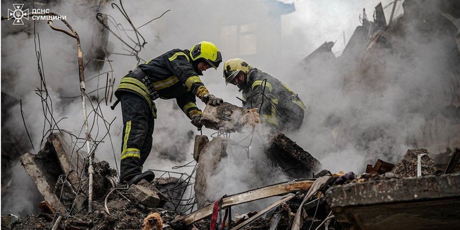 Спасатели разбирают завалы на месте многоэтажки в Сумах (Фото:ГСЧС Сумщины / Telegram)